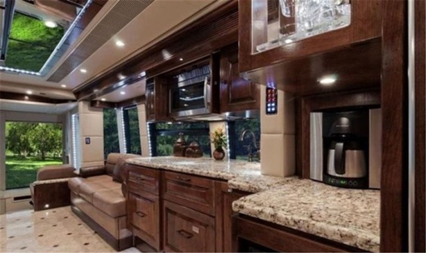 Foto - Yürüyen sarayın fiyatı hayrete düşürüyor!