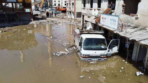 Foto - Yusufeli Barajı'nda ilginç görüntü! Son dakikaya kadar bekledi böyle oldu