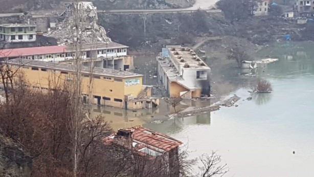 Foto - Yusufeli Barajı'nda ilginç görüntü! Son dakikaya kadar bekledi böyle oldu