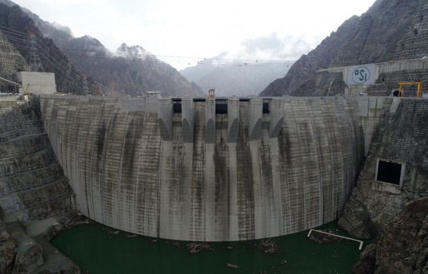 Yusufeli Barajı'nda ilginç görüntü! Son dakikaya kadar bekledi böyle oldu