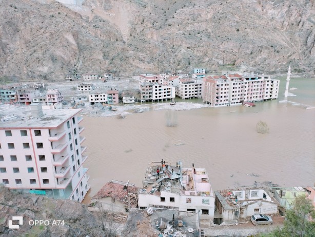 Foto - Yusufeli Barajı'nda ilginç görüntü! Son dakikaya kadar bekledi böyle oldu