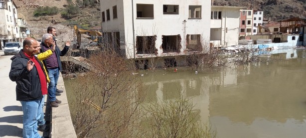 Foto - Yusufeli Barajı'nda ilginç görüntü! Son dakikaya kadar bekledi böyle oldu