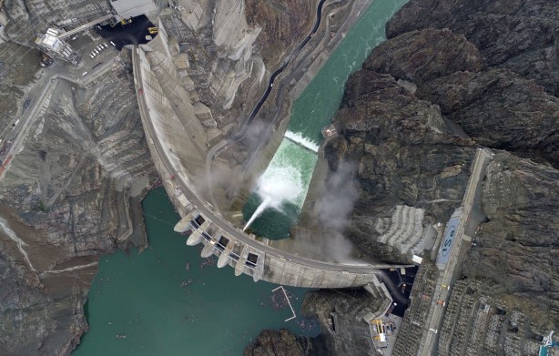 Foto - Yusufeli Barajı'nda ilginç görüntü! Son dakikaya kadar bekledi böyle oldu