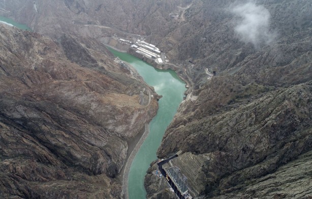 Foto - Yusufeli Barajı'nda ilginç görüntü! Son dakikaya kadar bekledi böyle oldu