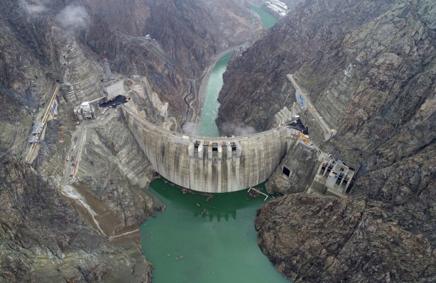 Foto - Yusufeli Barajı'nda ilginç görüntü! Son dakikaya kadar bekledi böyle oldu