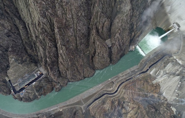Foto - Yusufeli Barajı'nda ilginç görüntü! Son dakikaya kadar bekledi böyle oldu
