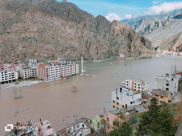 Foto - Yusufeli Barajı'nda ilginç görüntü! Son dakikaya kadar bekledi böyle oldu