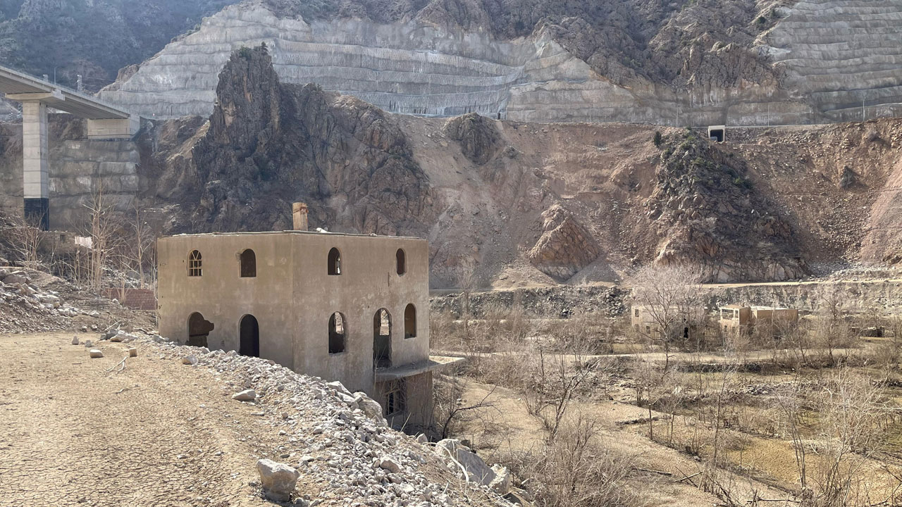Foto - Yusufeli Barajı'nda ilginç manzara! Kaybolan köy geri döndü!