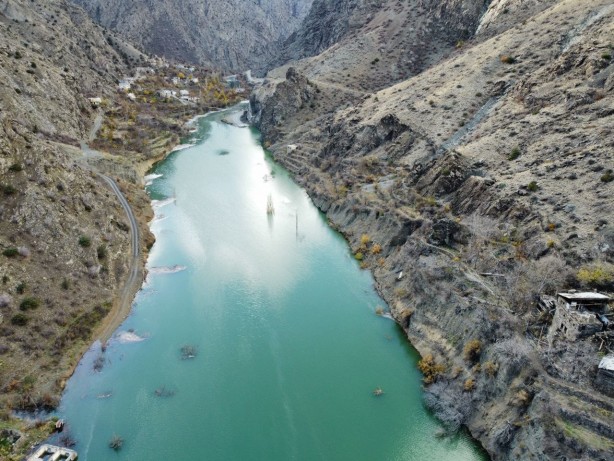 Foto - Yusufeli Barajı'nda su seviyesi 47 metreye ulaştı! Evler birer birer sular altında kalmaya başladı