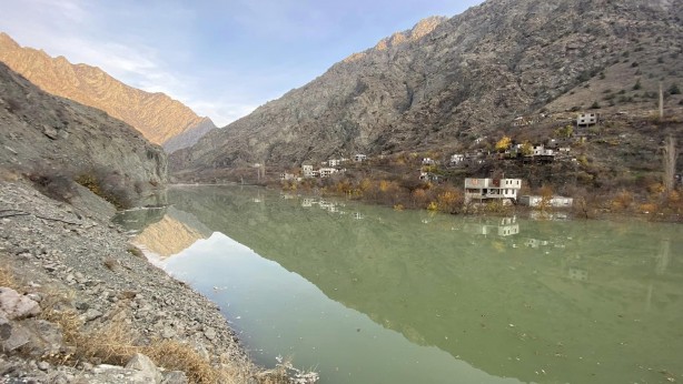 Foto - Yusufeli Barajı'nda su seviyesi 47 metreye ulaştı! Evler birer birer sular altında kalmaya başladı