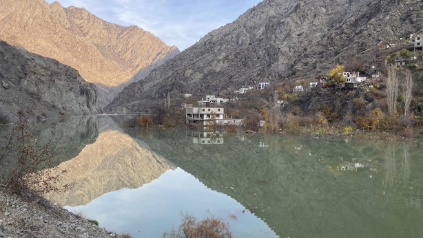 Foto - Yusufeli Barajı'nda su seviyesi 47 metreye ulaştı! Evler birer birer sular altında kalmaya başladı