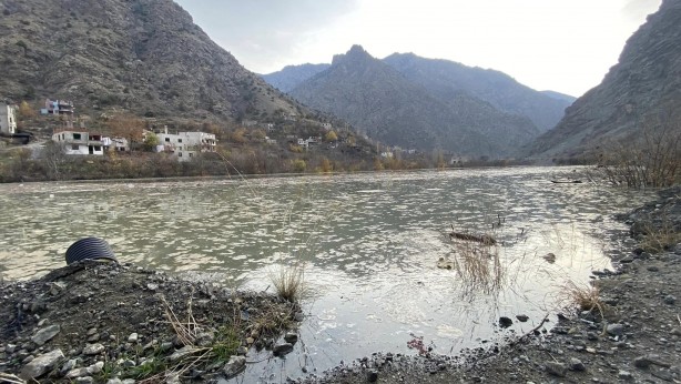 Foto - Yusufeli Barajı'nda su seviyesi 47 metreye ulaştı! Evler birer birer sular altında kalmaya başladı