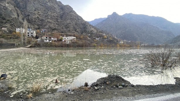 Foto - Yusufeli Barajı'nda su seviyesi 47 metreye ulaştı! Evler birer birer sular altında kalmaya başladı