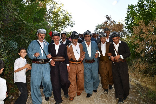 Foto - Yüz yıllık gelenek sürüyor! Bu düğünde takılanlar hayrete düşürdü