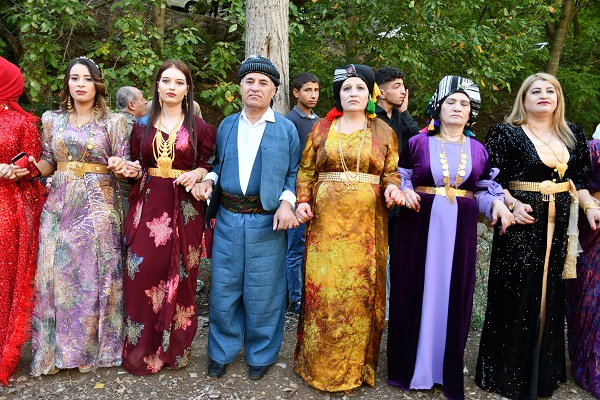 Foto - Yüz yıllık gelenek sürüyor! Bu düğünde takılanlar hayrete düşürdü