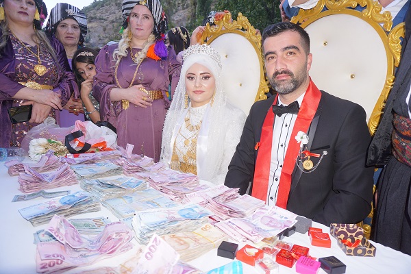 Foto - Yüz yıllık gelenek sürüyor! Bu düğünde takılanlar hayrete düşürdü