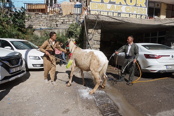 Foto - Yüz yıllık gelenek sürüyor! Bu düğünde takılanlar hayrete düşürdü