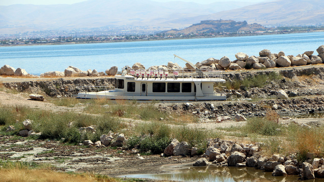 Foto - Yüzde 50’den fazla çekildi! Kuraklık Van Gölü’nü tehdit ediyor
