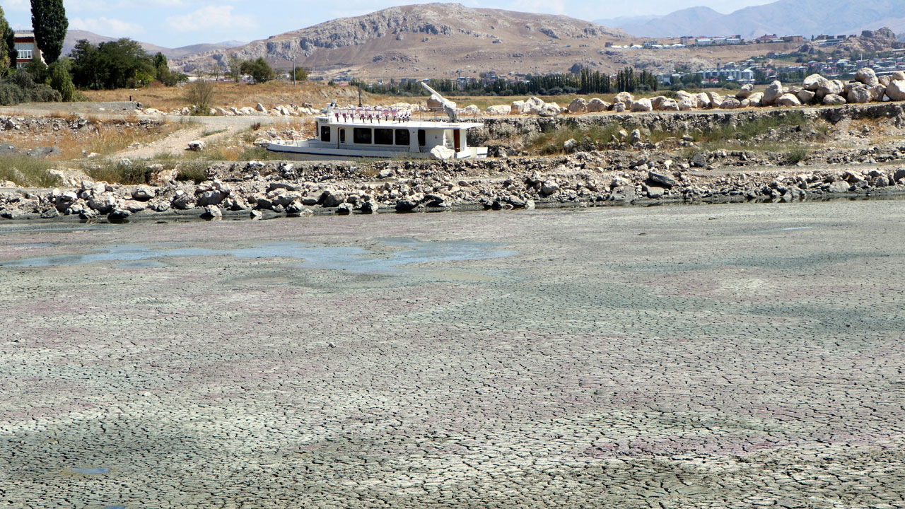 Foto - Yüzde 50’den fazla çekildi! Kuraklık Van Gölü’nü tehdit ediyor