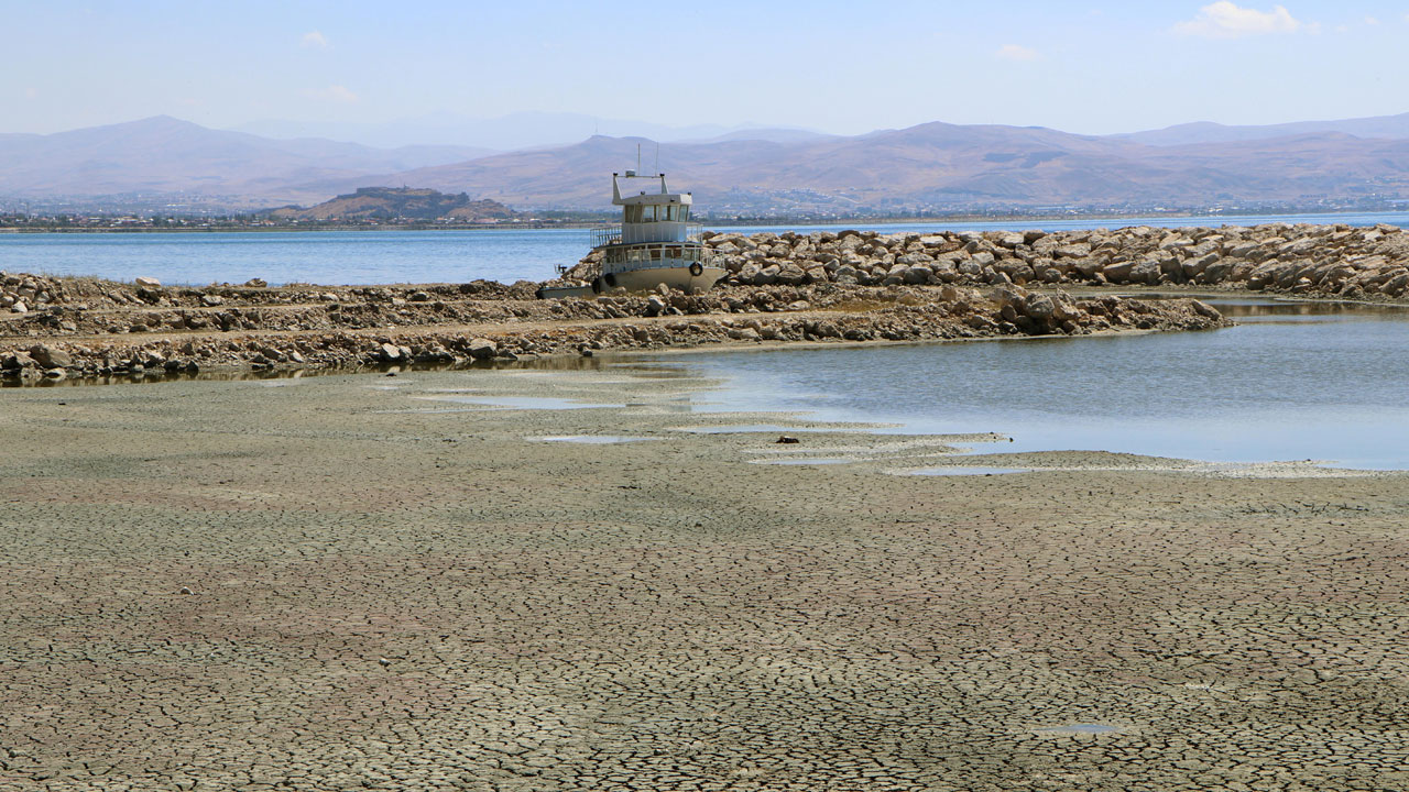 Yüzde 50’den fazla çekildi! Kuraklık Van Gölü’nü tehdit ediyor