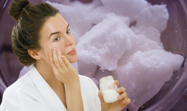 Yüzde leke, derin kırışıklık ne varsa silip atıyor! İnce çizgileri ütü gibi düzleştiriyor