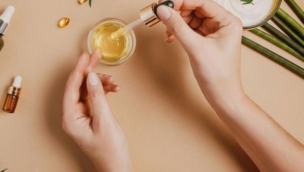 Foto - Yüzde leke, derin kırışıklık ne varsa silip atıyor! İnce çizgileri ütü gibi düzleştiriyor