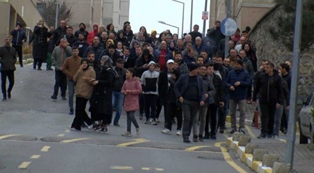 Foto - Yüzlerce daireli sitenin sakinleri sokağa indi! "Seçime hile karıştırıldı"
