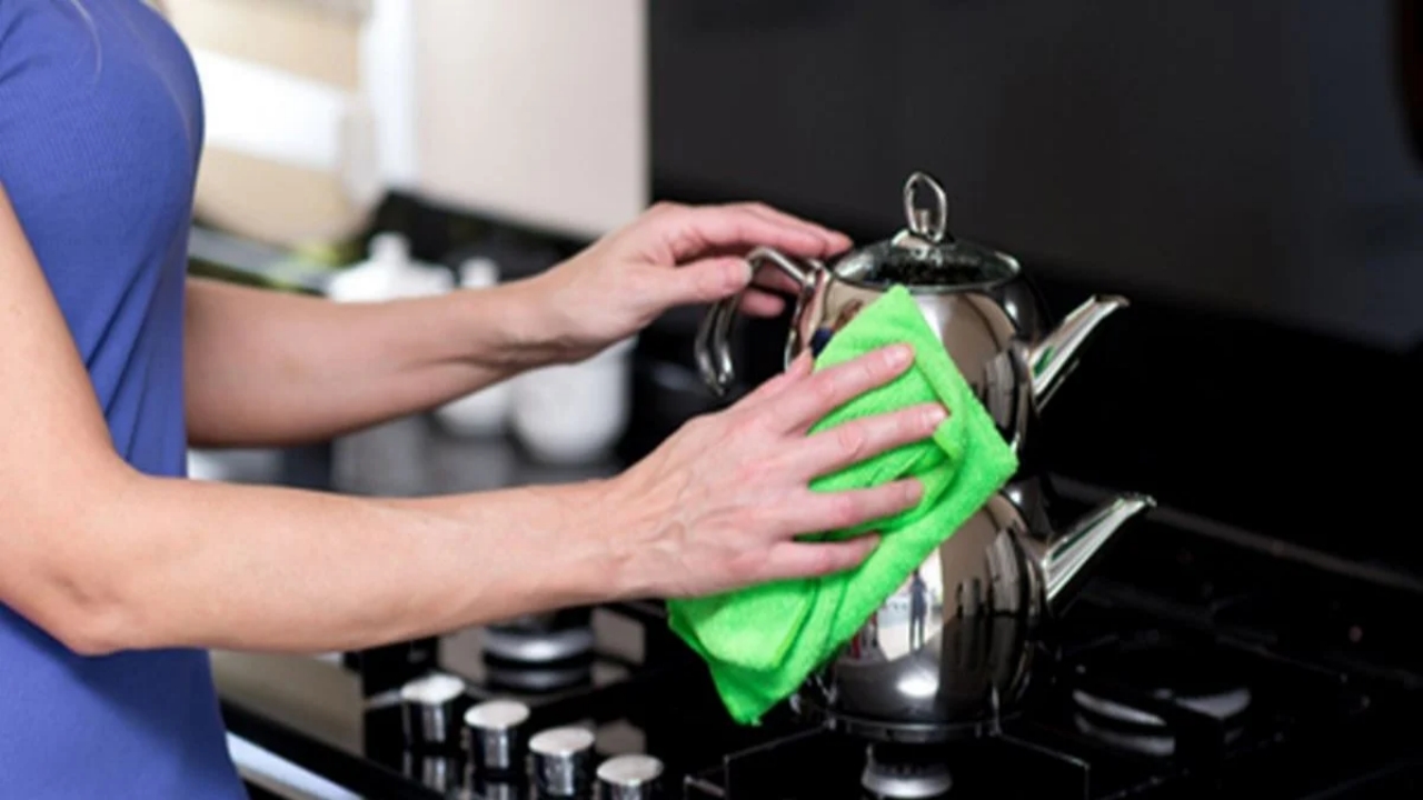 Foto - Yüzüne bakmadığınız çaydanlıklar cillop gibi olacak! Ne kir ne de kireç… Çaydanlığınız elmas gibi parlayacak