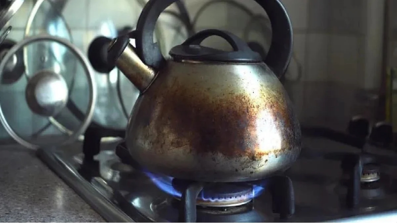 Yüzüne bakmadığınız çaydanlıklar cillop gibi olacak! Ne kir ne de kireç… Çaydanlığınız elmas gibi parlayacak