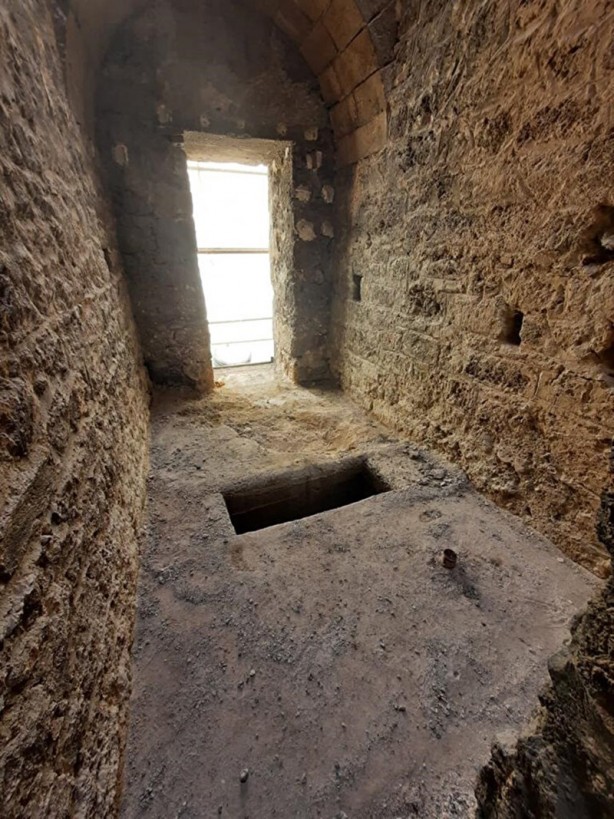 Foto - Yüzyıllar sonra ortaya çıktı! Betonun içine gömülü halde bulundu