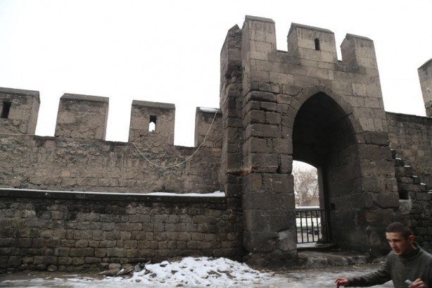 Yüzyıllara meydan okuyor: Kayseri Kalesi