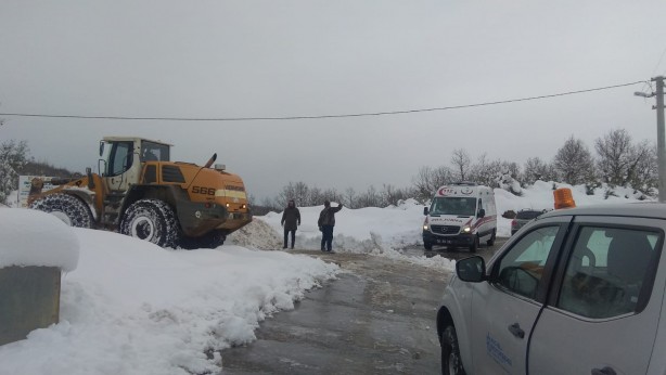 Yolu kardan kapanan mahalledeki hasta için ekipler seferber oldu