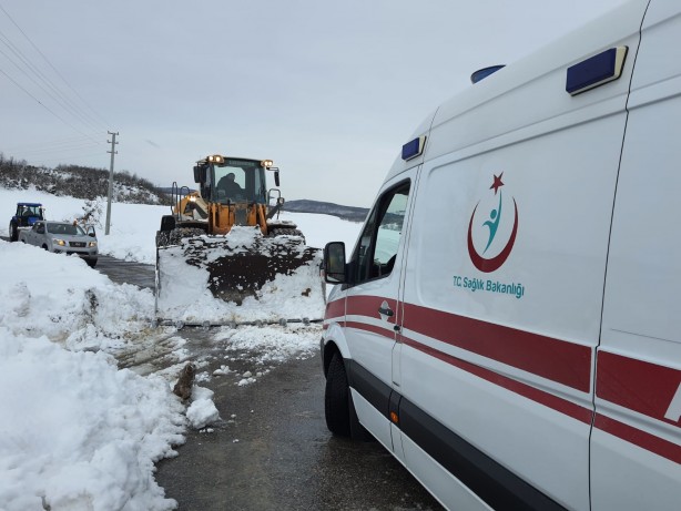 Foto - Yolu kardan kapanan mahalledeki hasta için ekipler seferber oldu