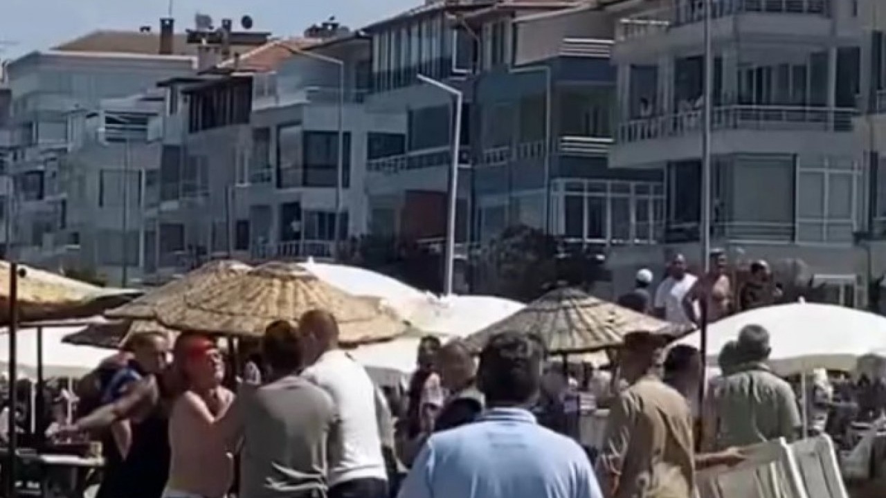 Foto - Zabıtalara saldırdılar! Halk plajında şezlong kavgası