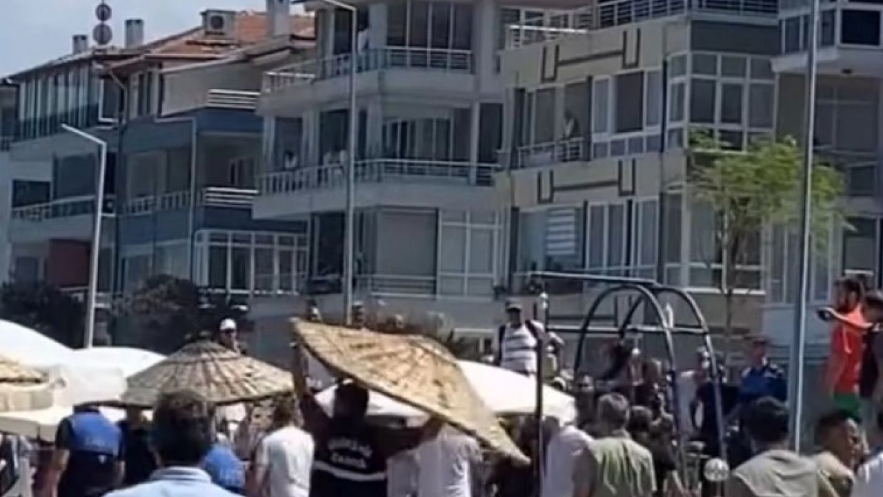 Foto - Zabıtalara saldırdılar! Halk plajında şezlong kavgası