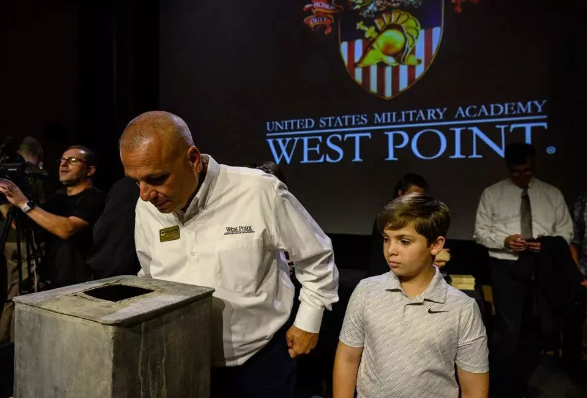 Foto - Zaman kapsülü açıldı! İçinde kocaman bir hiç çıktı