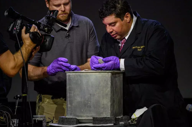 Foto - Zaman kapsülü açıldı! İçinde kocaman bir hiç çıktı