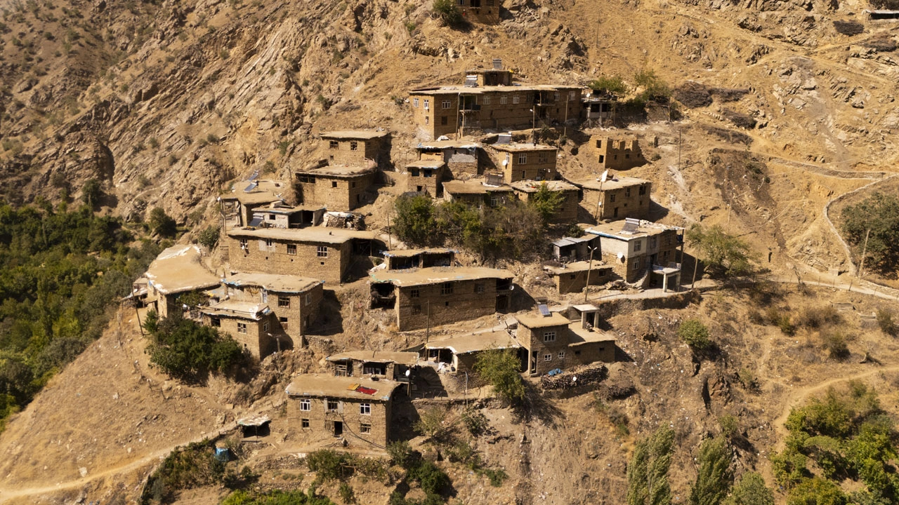 Zamana meydan okuyan mirası! Hizan’ın 300 yıllık evleri göz kamaştırıyor