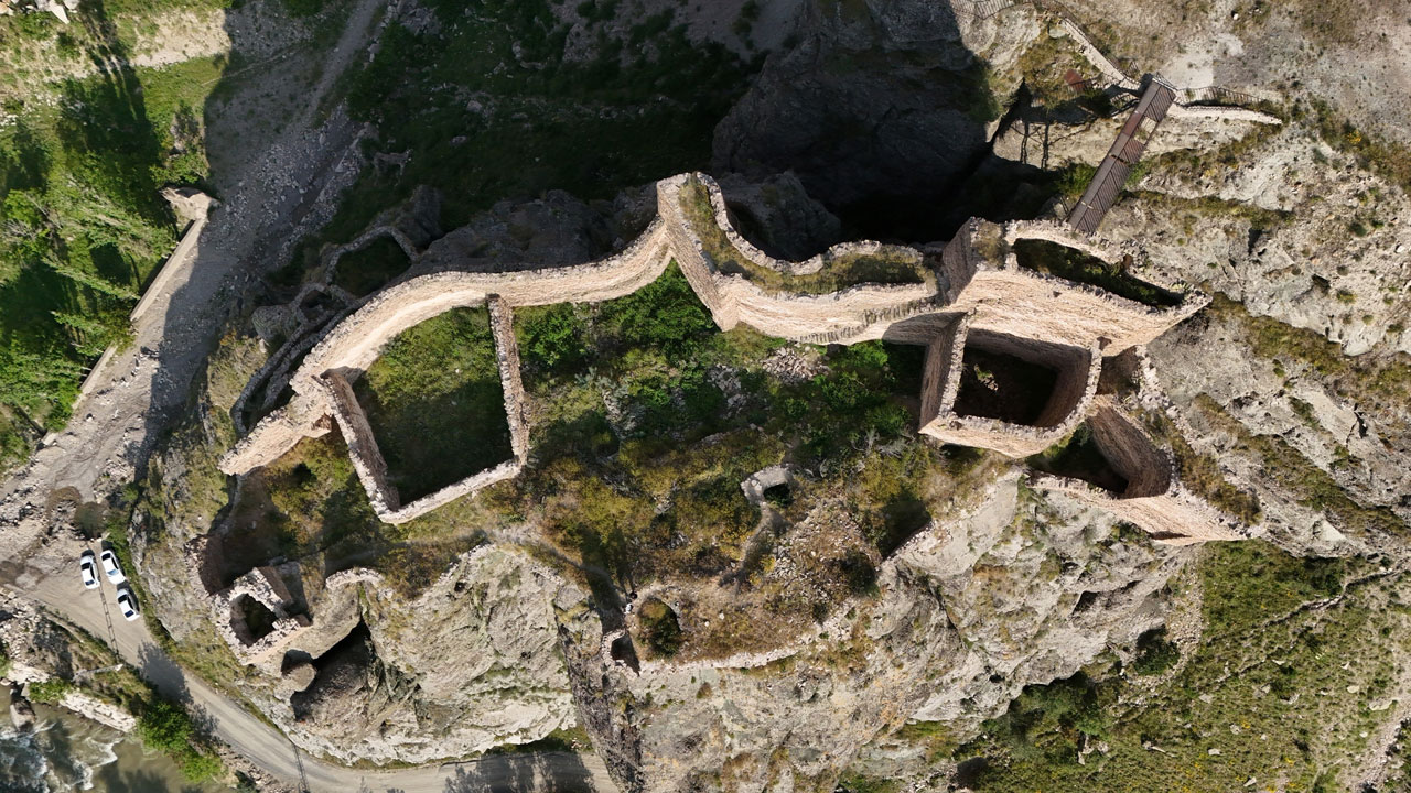 Foto - Zamana meydan okuyor! Orta Çağ'dan kalan gizemli yapı