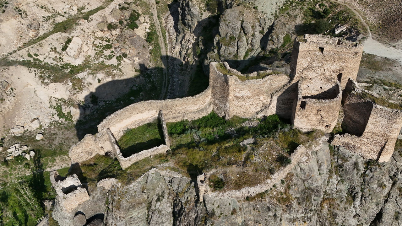 Foto - Zamana meydan okuyor! Orta Çağ'dan kalan gizemli yapı