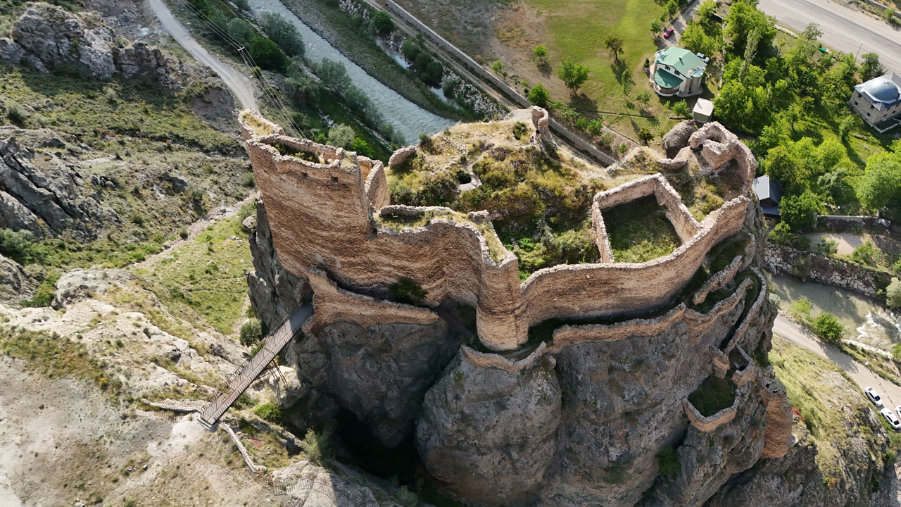 Foto - Zamana meydan okuyor! Orta Çağ'dan kalan gizemli yapı