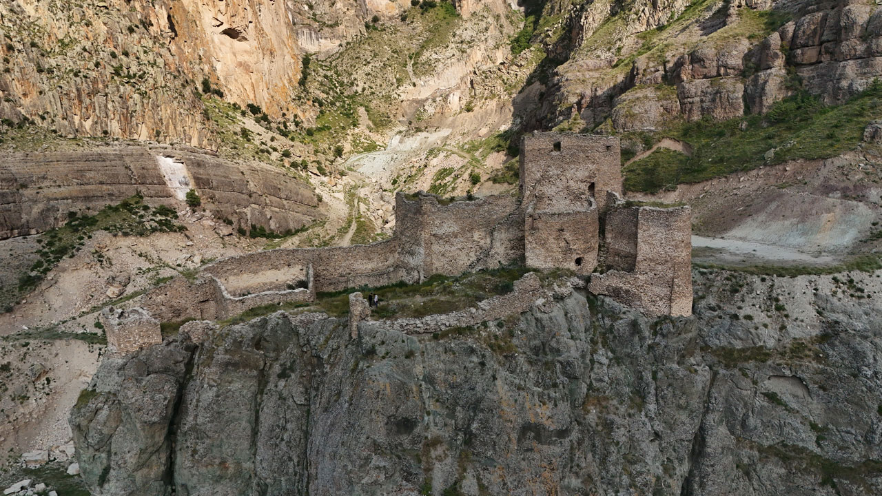 Foto - Zamana meydan okuyor! Orta Çağ'dan kalan gizemli yapı