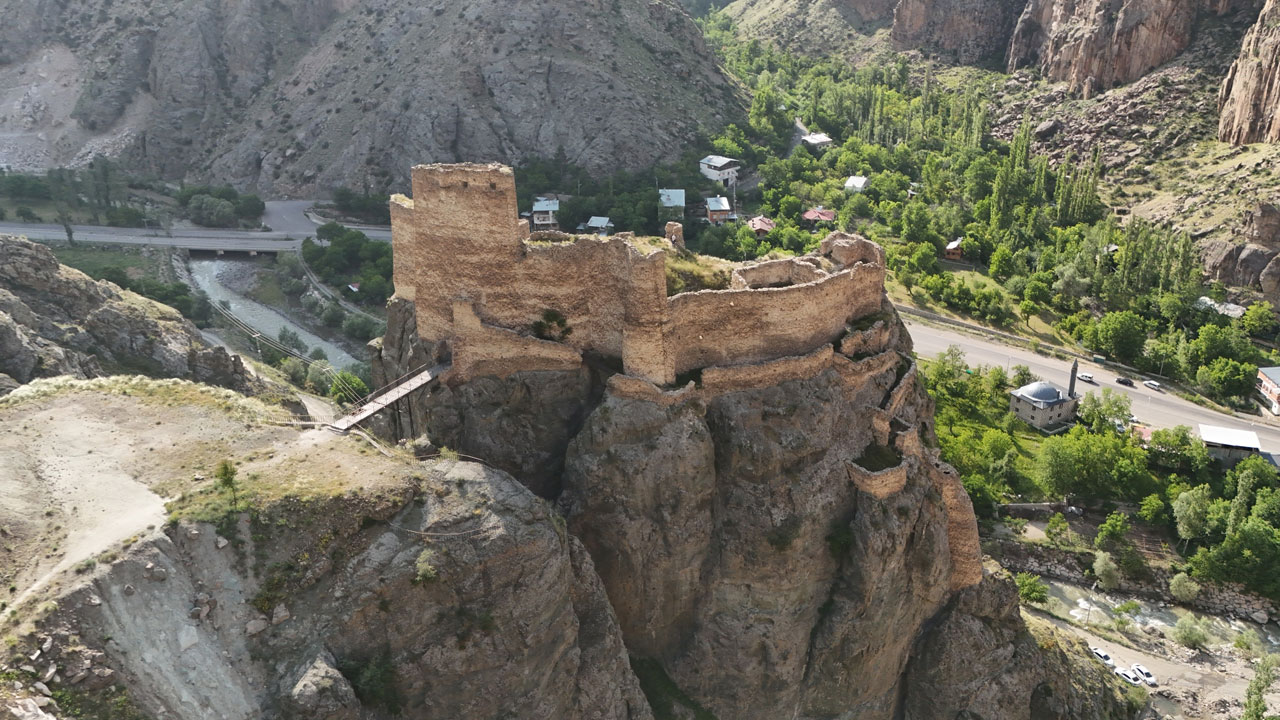Foto - Zamana meydan okuyor! Orta Çağ'dan kalan gizemli yapı