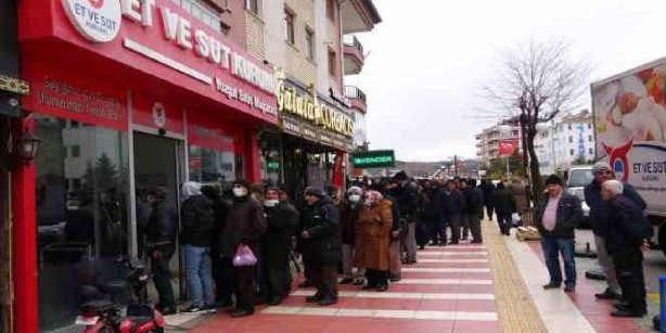Foto - Zamlara inat indirimli fiyat! Ucuz et kuyruğu uzadıkça uzadı! Şaka değil, 1 kilo dana kıymayı 229 TL’den satmaya başladılar