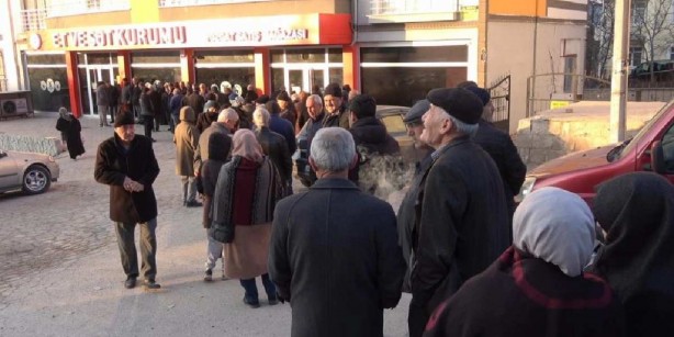 Foto - Zamlara inat indirimli fiyat! Ucuz et kuyruğu uzadıkça uzadı! Şaka değil, 1 kilo dana kıymayı 229 TL’den satmaya başladılar
