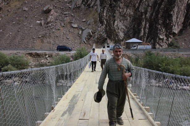 Foto - Zap Suyu'nu salla geçen köylüler için asma köprü yapıldı