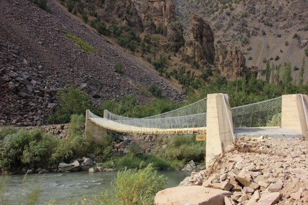 Foto - Zap Suyu'nu salla geçen köylüler için asma köprü yapıldı