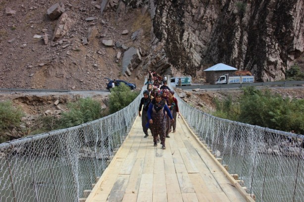 Foto - Zap Suyu'nu salla geçen köylüler için asma köprü yapıldı