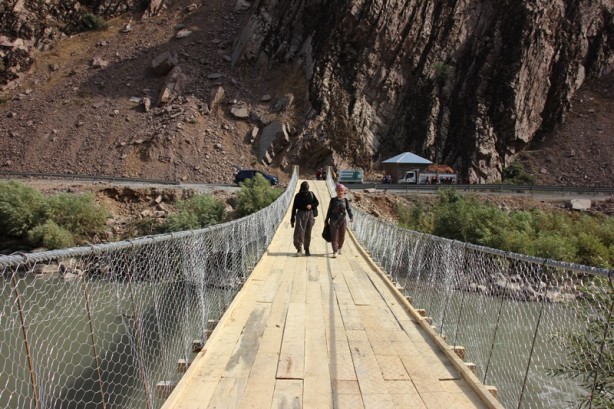 Foto - Zap Suyu'nu salla geçen köylüler için asma köprü yapıldı