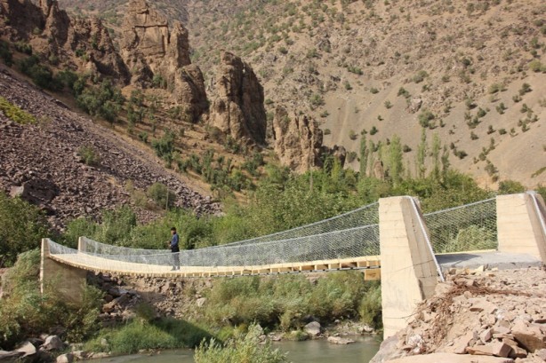 Foto - Zap Suyu'nu salla geçen köylüler için asma köprü yapıldı